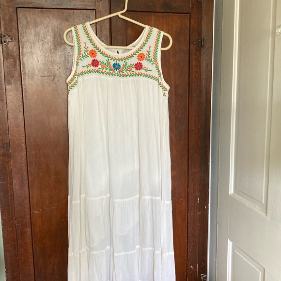 Embroidered dress - Picture 4 of 4